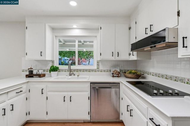 152 Tharp Dr, Moraga, CA 94556