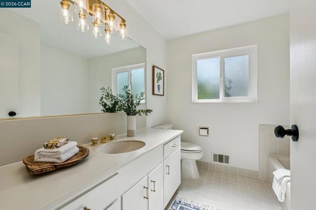 152 Tharp Dr, Moraga, CA 94556