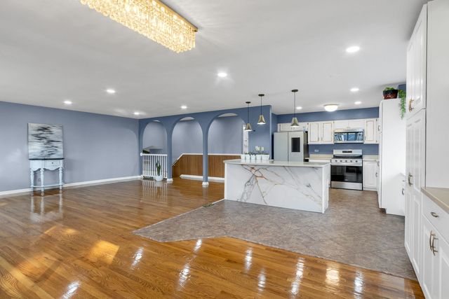 4N580 Chatham Court, West Chicago, IL 60185