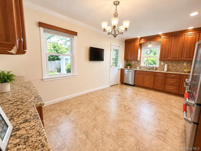 60 Topland Road, White Plains, NY 10605