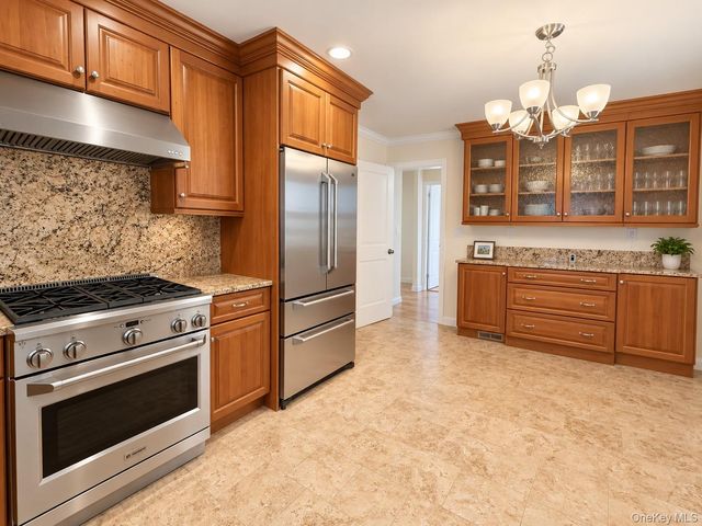 60 Topland Road, White Plains, NY 10605
