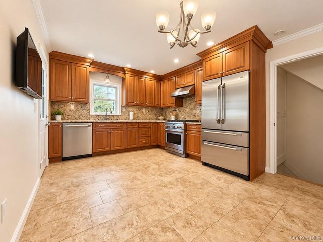 60 Topland Road, White Plains, NY 10605