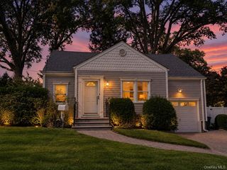 60 Topland Road, White Plains, NY 10605