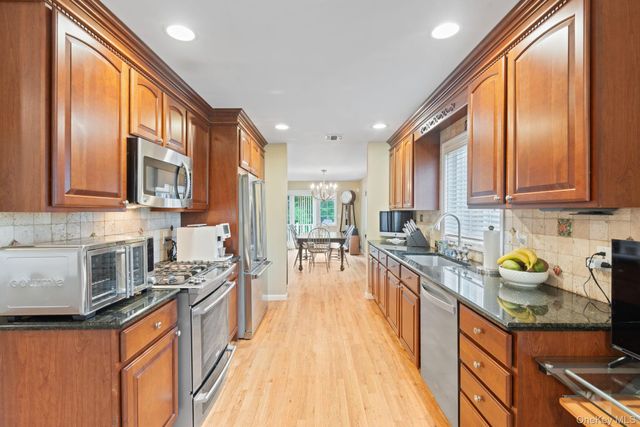 16 Lindbergh Circle, Huntington, NY 11743