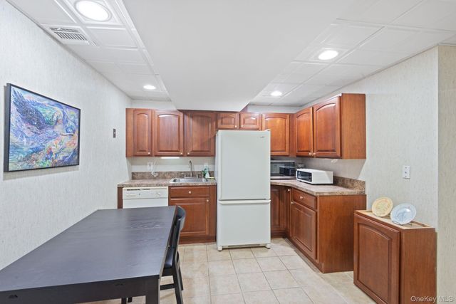 16 Lindbergh Circle, Huntington, NY 11743