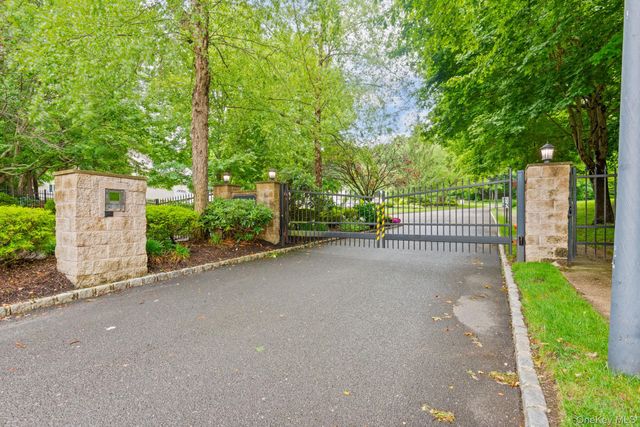 16 Lindbergh Circle, Huntington, NY 11743