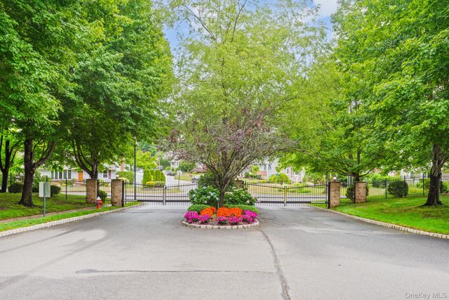16 Lindbergh Circle, Huntington, NY 11743