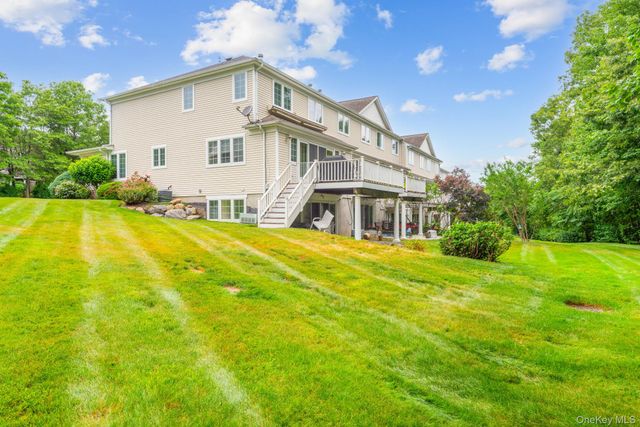 16 Lindbergh Circle, Huntington, NY 11743