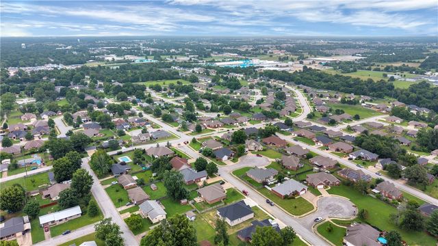 2702 Cortney Circle, Siloam Springs, AR 72761