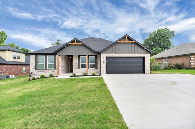 2702 Cortney Circle, Siloam Springs, AR 72761