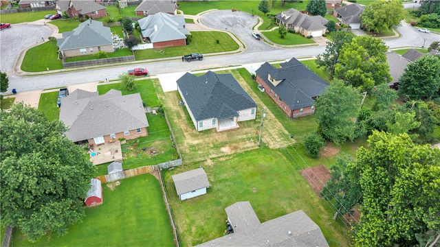 2702 Cortney Circle, Siloam Springs, AR 72761