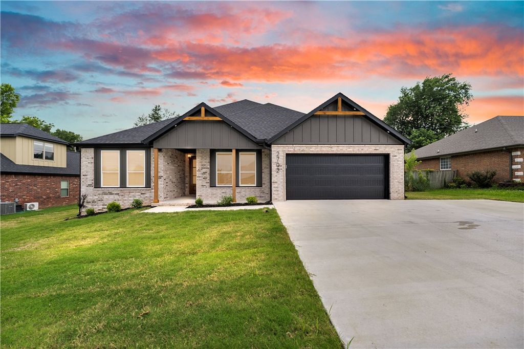 2702 Cortney Circle, Siloam Springs, AR 72761