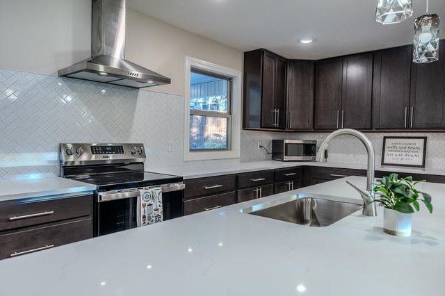 1560 Lacy Spring Drive, Marshfield, MO 65706