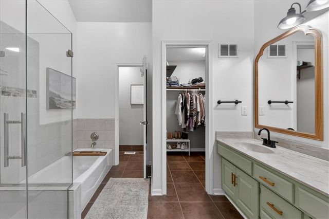 607 NE Pinehurst Street, Lee's Summit, MO 64064