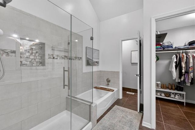 607 NE Pinehurst Street, Lee's Summit, MO 64064