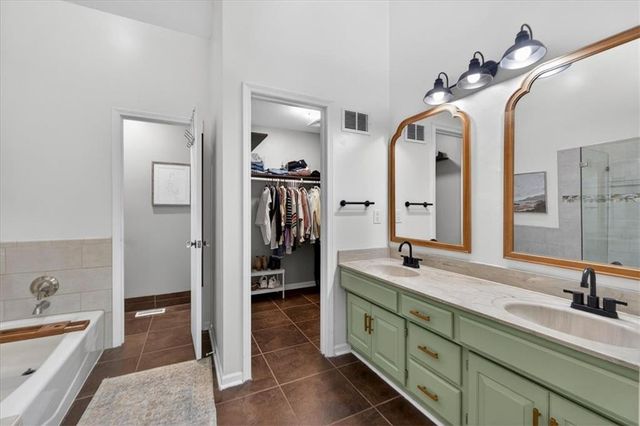 607 NE Pinehurst Street, Lee's Summit, MO 64064