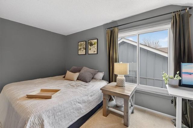 607 NE Pinehurst Street, Lee's Summit, MO 64064