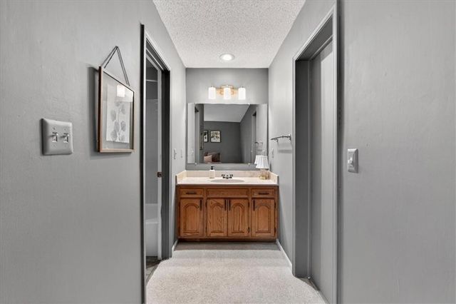 607 NE Pinehurst Street, Lee's Summit, MO 64064