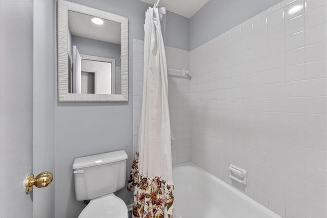 607 NE Pinehurst Street, Lee's Summit, MO 64064