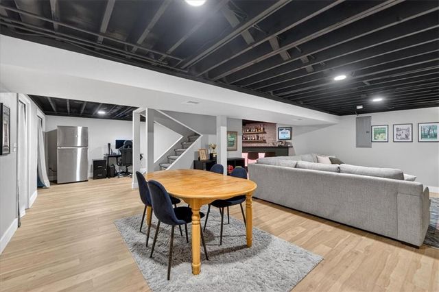 607 NE Pinehurst Street, Lee's Summit, MO 64064