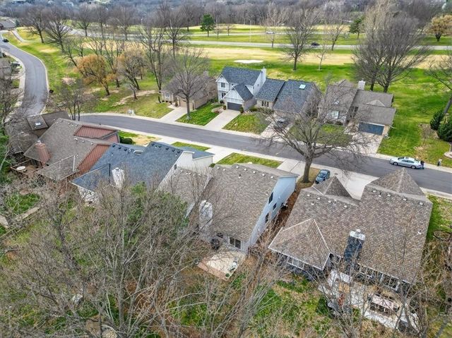 607 NE Pinehurst Street, Lee's Summit, MO 64064