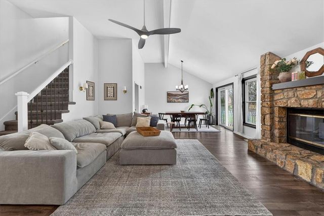 607 NE Pinehurst Street, Lee's Summit, MO 64064