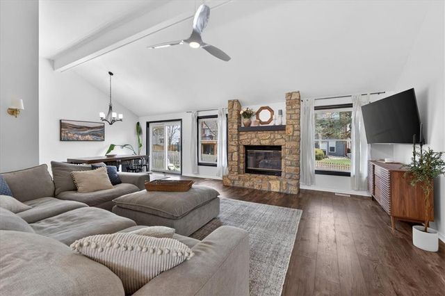 607 NE Pinehurst Street, Lee's Summit, MO 64064