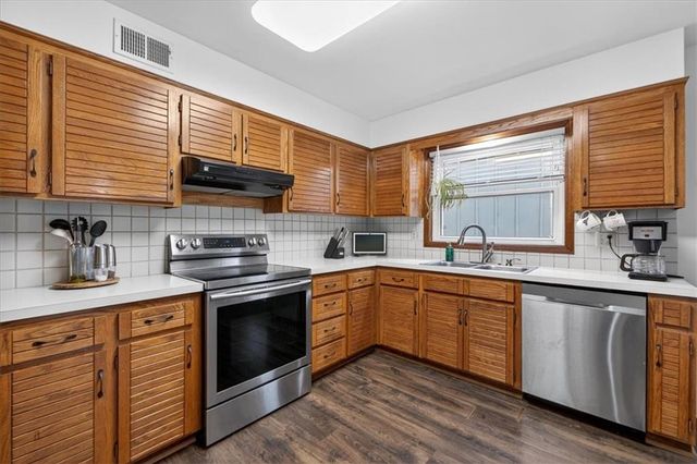 607 NE Pinehurst Street, Lee's Summit, MO 64064