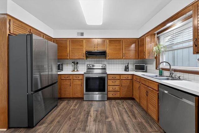 607 NE Pinehurst Street, Lee's Summit, MO 64064