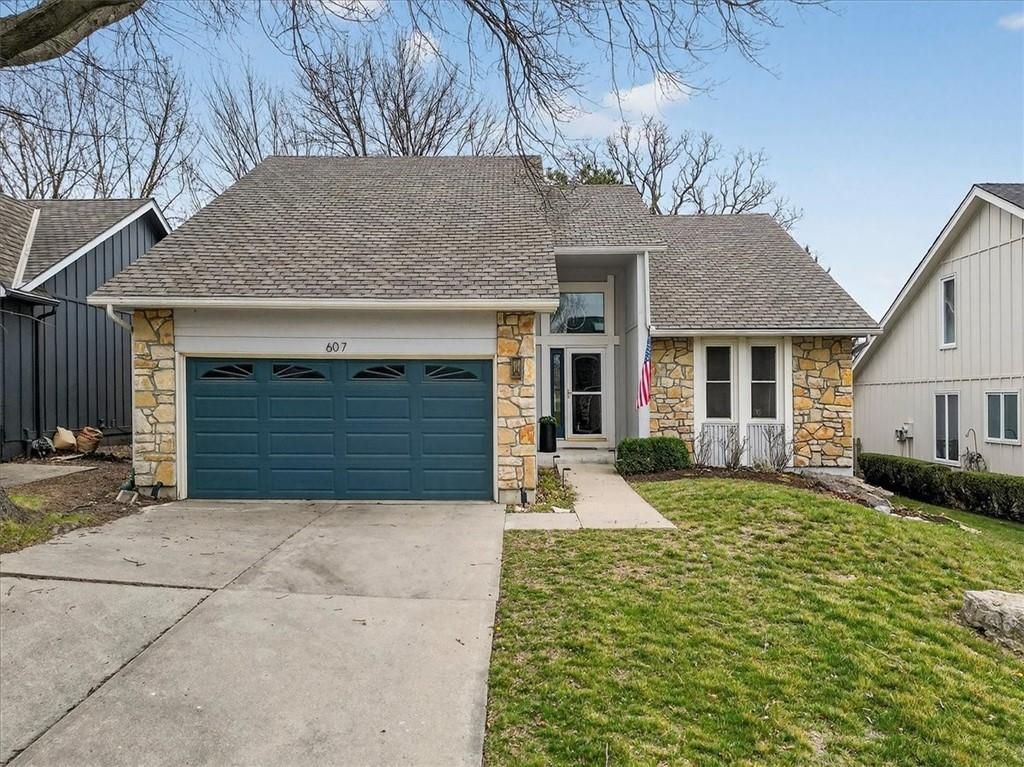 607 NE Pinehurst Street, Lee's Summit, MO 64064