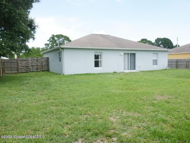 880 Brickell Street SE, Palm Bay, FL 32909