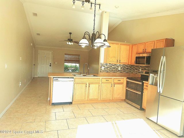 880 Brickell Street SE, Palm Bay, FL 32909