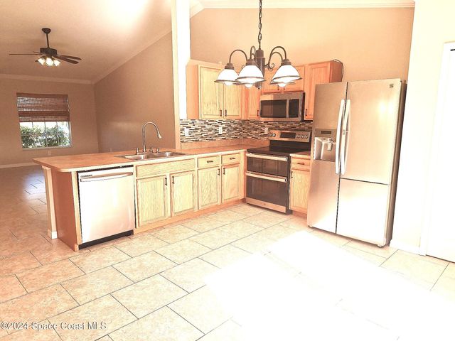 880 Brickell Street SE, Palm Bay, FL 32909