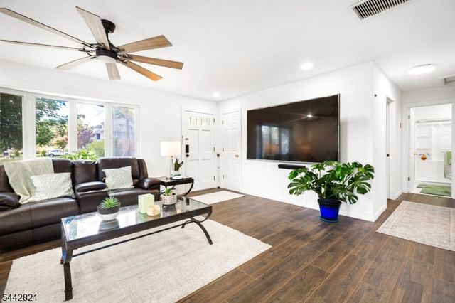 800 N Washington Ave, Dunellen Boro, NJ 08812