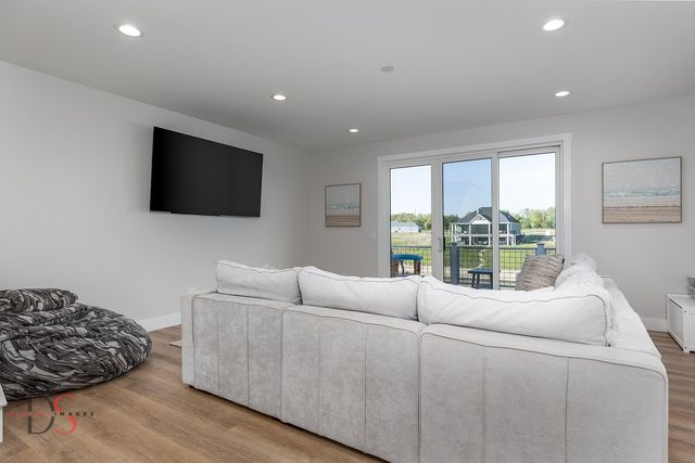 40 Waterside Way, Ottawa, IL 61350