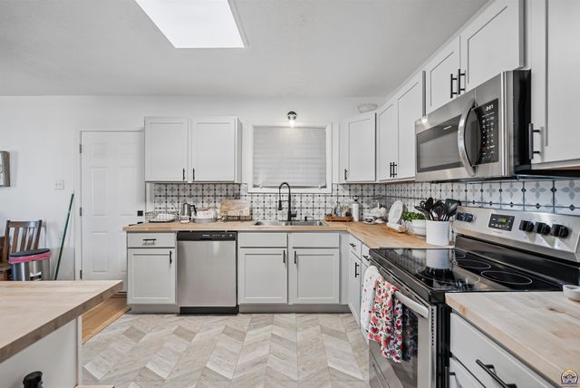 4801 SW 20th ST, Topeka, KS 66604