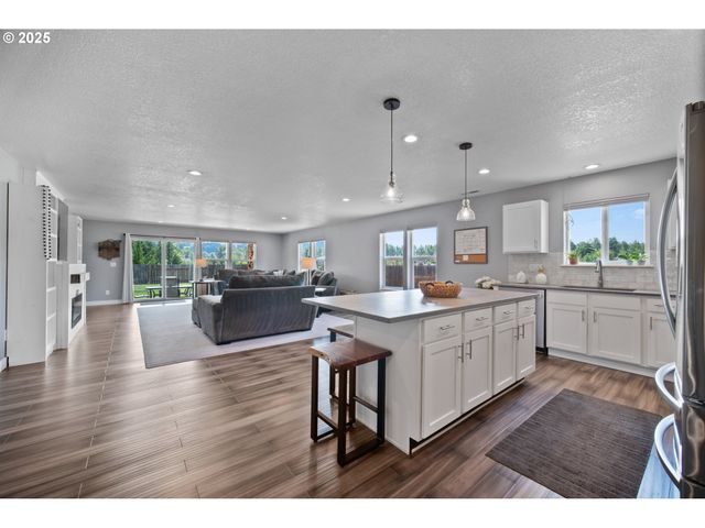 195 BAY POINT Dr, Castle Rock, WA 98611