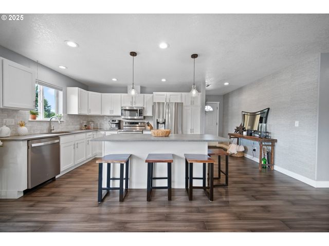 195 BAY POINT Dr, Castle Rock, WA 98611