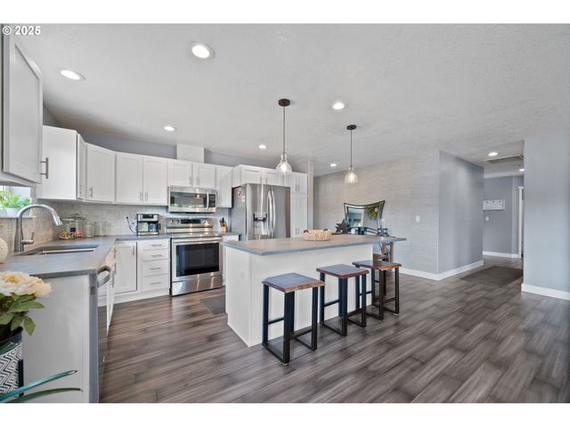195 BAY POINT Dr, Castle Rock, WA 98611