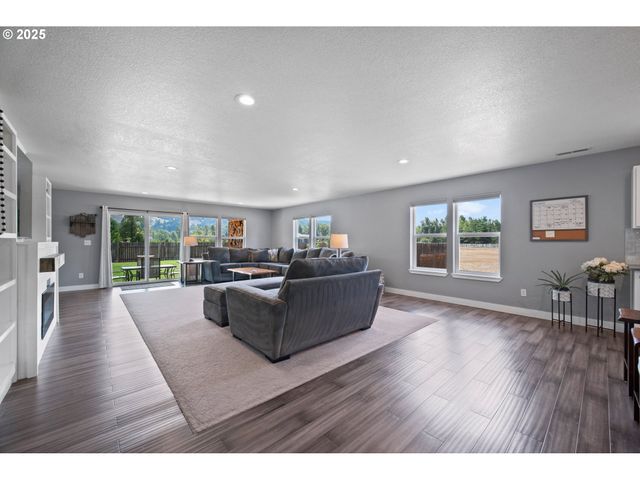 195 BAY POINT Dr, Castle Rock, WA 98611