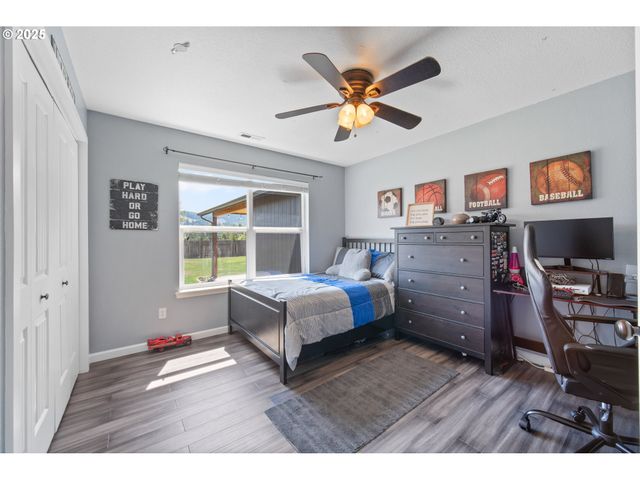 195 BAY POINT Dr, Castle Rock, WA 98611