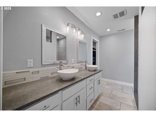 195 BAY POINT Dr, Castle Rock, WA 98611