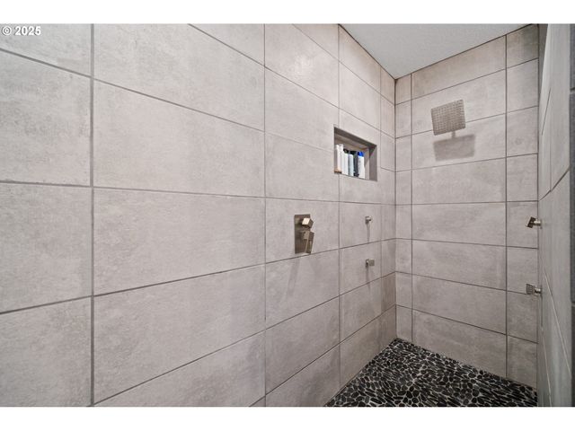 195 BAY POINT Dr, Castle Rock, WA 98611