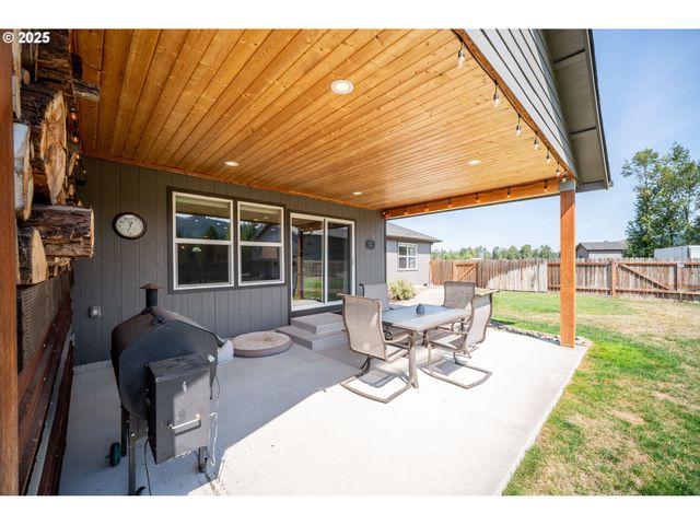 195 BAY POINT Dr, Castle Rock, WA 98611
