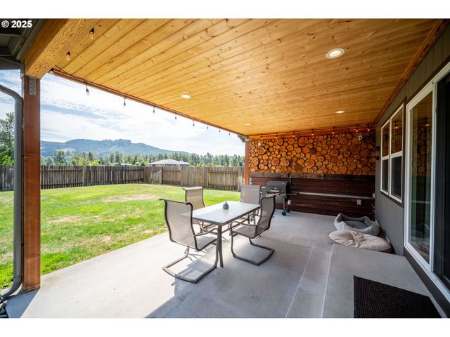 195 BAY POINT Dr, Castle Rock, WA 98611