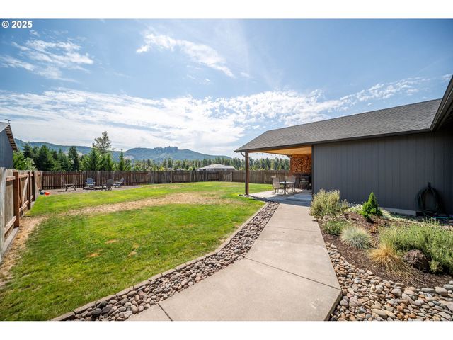 195 BAY POINT Dr, Castle Rock, WA 98611