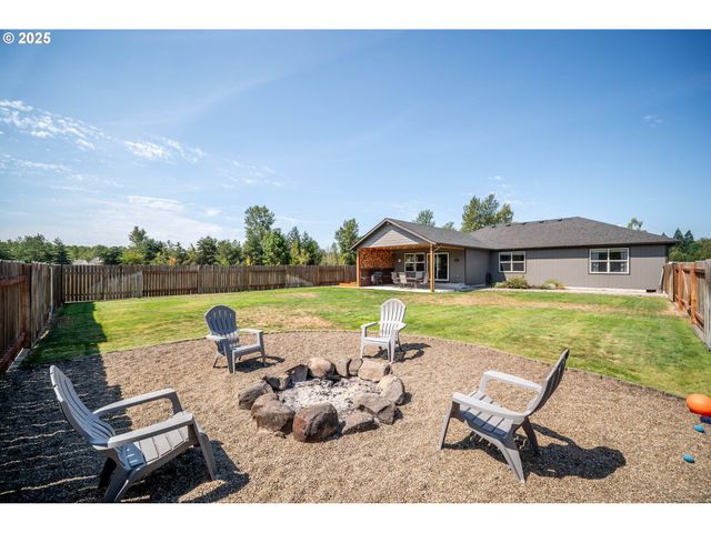 195 BAY POINT Dr, Castle Rock, WA 98611