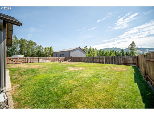 195 BAY POINT Dr, Castle Rock, WA 98611