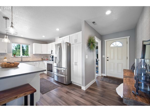 195 BAY POINT Dr, Castle Rock, WA 98611