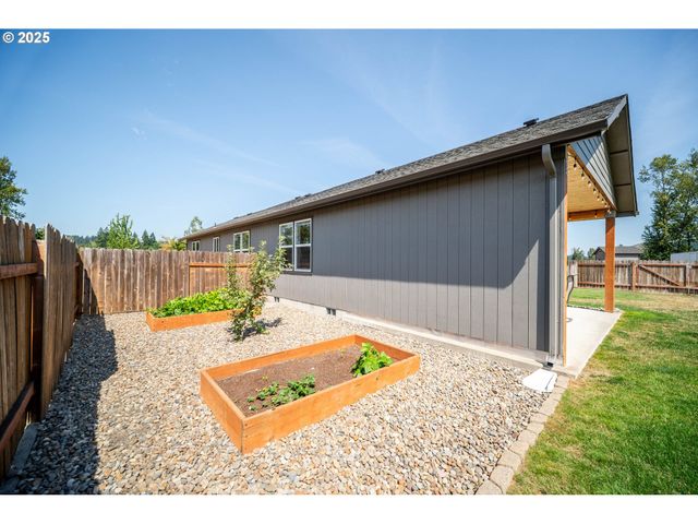 195 BAY POINT Dr, Castle Rock, WA 98611